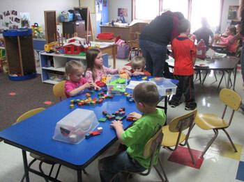 კოგნიტური სფერო 3-4 წლის ბავშვებში ბავშვები თამაშობენ